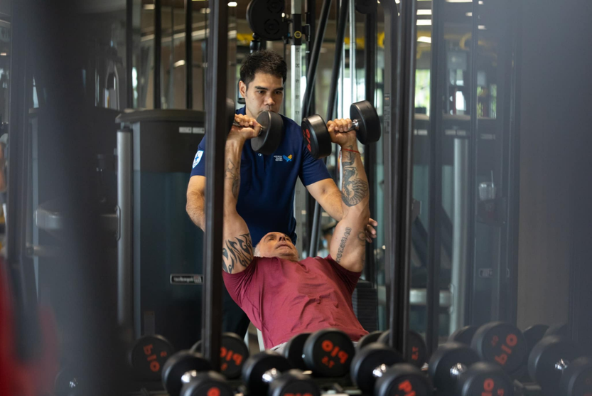 การออกกำลังกายในยิมพร้อมเทรนเนอร์ส่วนตัวเพื่อฟื้นฟูร่างกายหลังการบำบัดที่ Horizon Rehab Center