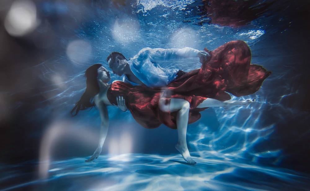 Fantasy Bonding with couple underwater