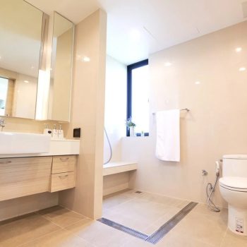 A ultra modern and clean bathroom